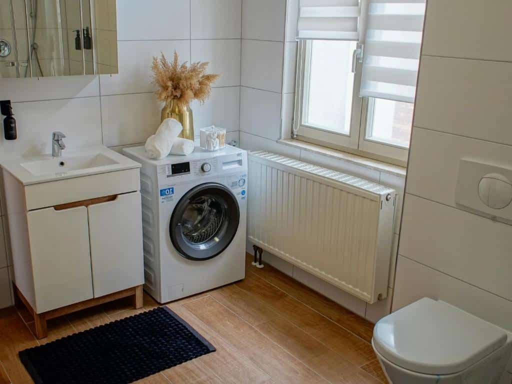 Badezimmer mit Waschmaschine in der Ferienwohnung Sweethome Lutherstadt Wittenberg